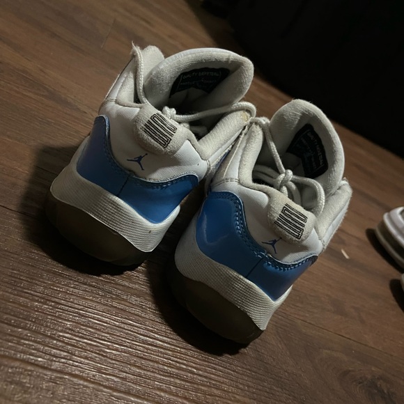 Girls Jordan’s - Picture 2 of 4